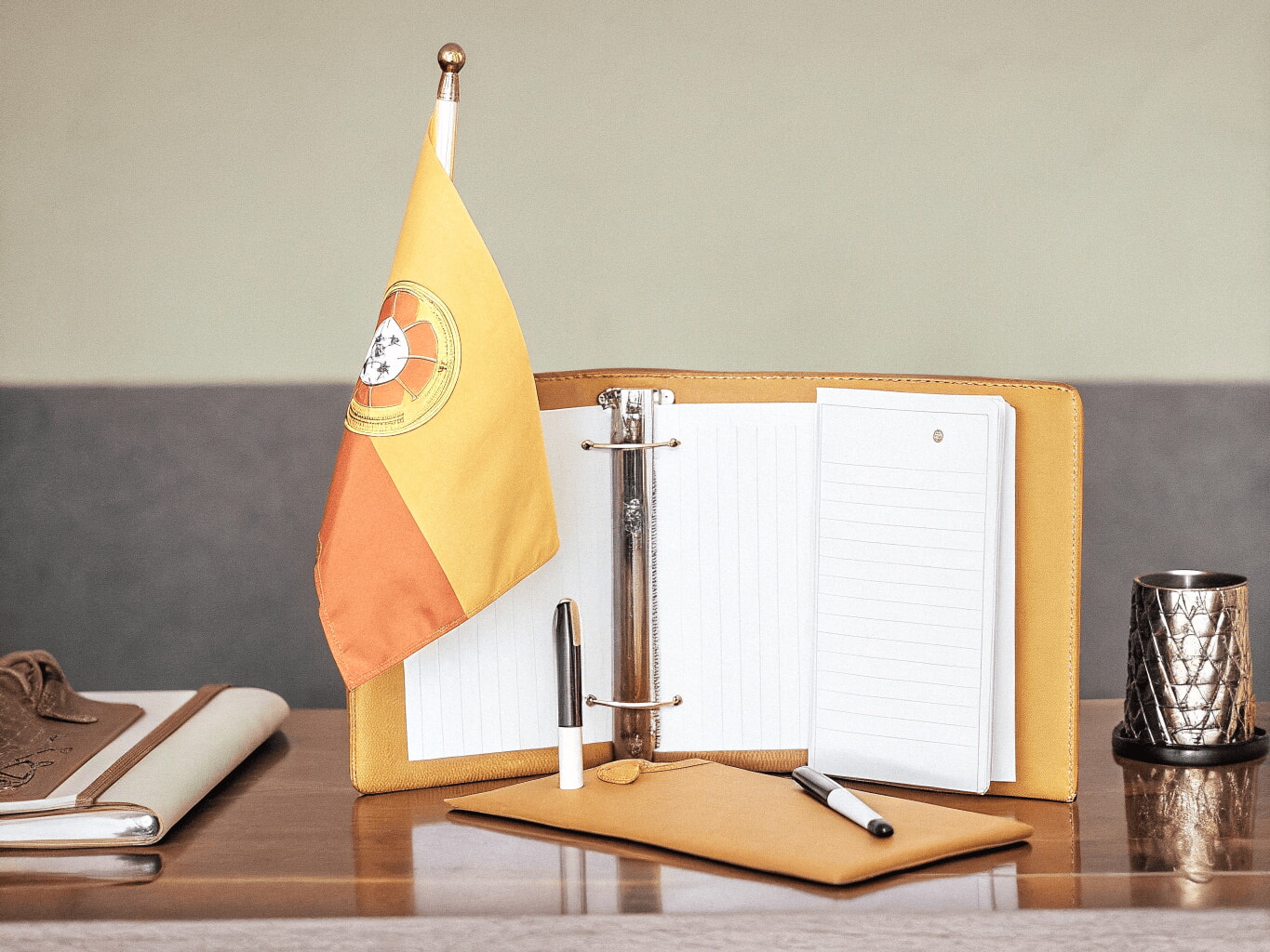 Desktop setup with open folder and Portuguese documents